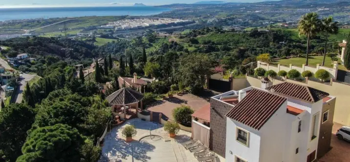 Продажа  отдельно стоящей виллы в Estepona 1