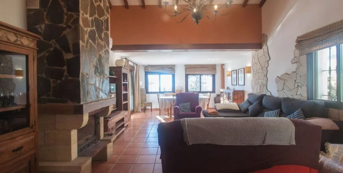 Продажа  отдельно стоящей виллы в Estepona 3