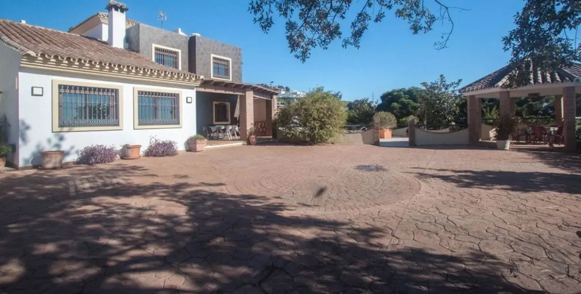 Продажа  отдельно стоящей виллы в Estepona 5