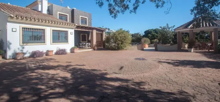 Продажа  отдельно стоящей виллы в Estepona 4