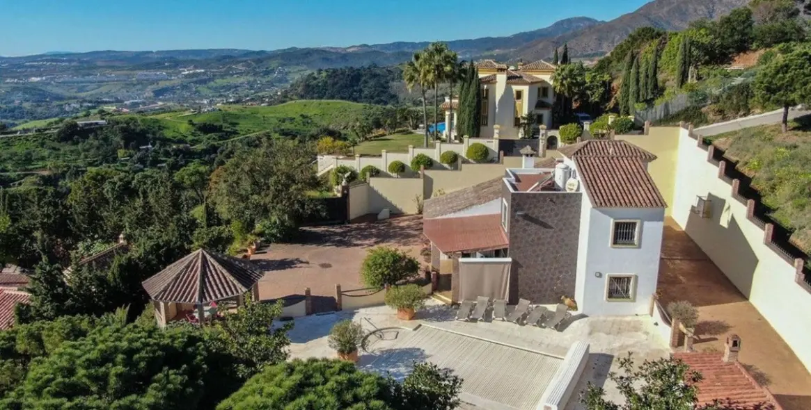 Продажа  отдельно стоящей виллы в Estepona 15