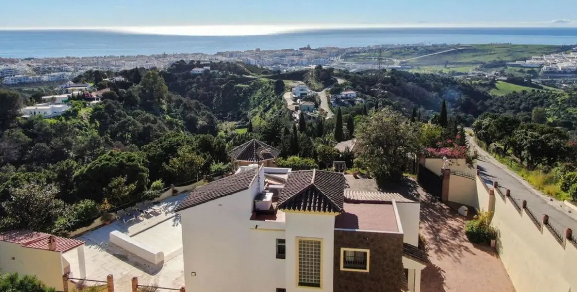 Продажа  отдельно стоящей виллы в Estepona 19