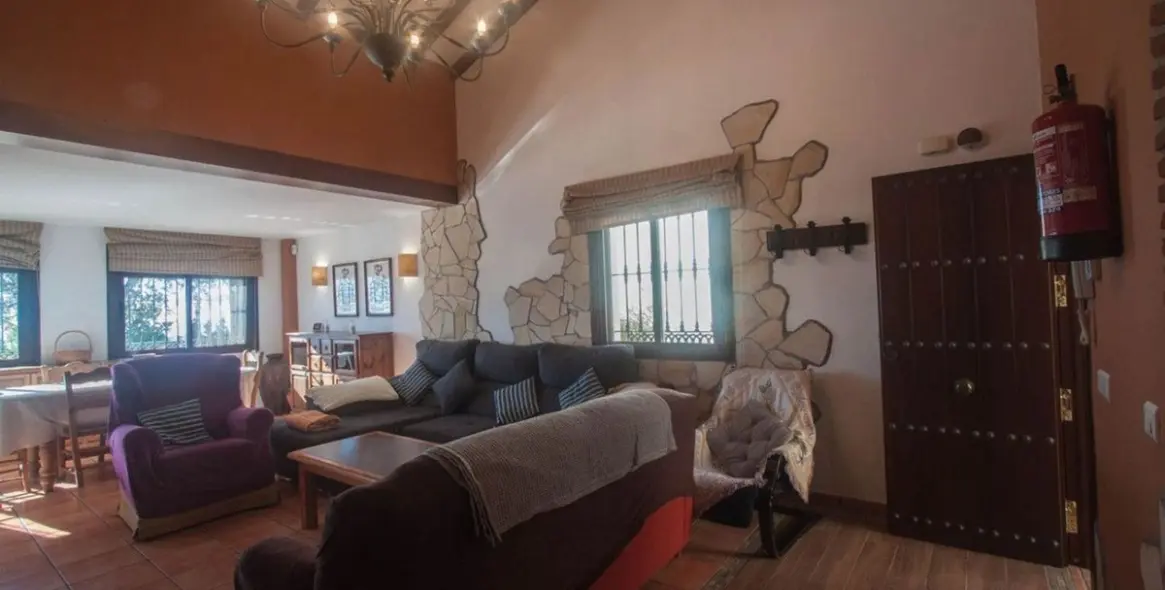 Продажа  отдельно стоящей виллы в Estepona 25