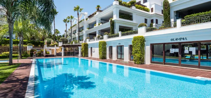 Venta de apartamento en planta baja en Estepona 1