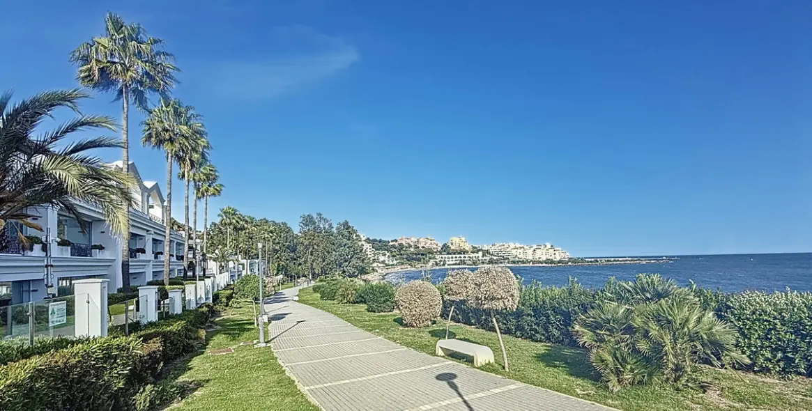 Продажа апартаментов на первом этаже в Estepona 3