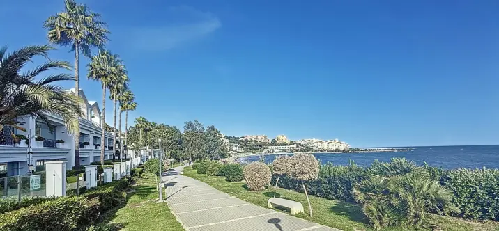 Venta de apartamento en planta baja en Estepona 2