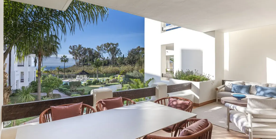 Venta de apartamento en planta media en New Golden Mile 1