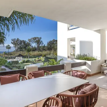 Venta de apartamento en planta media en New Golden Mile