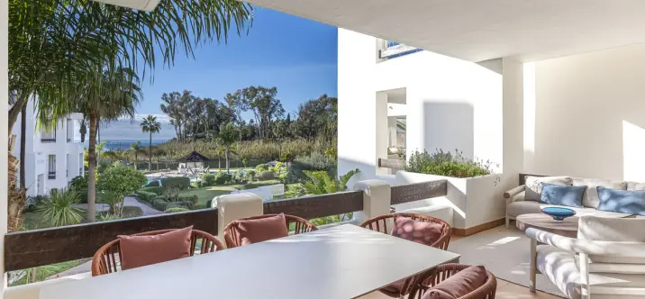 Venta de apartamento en planta media en New Golden Mile 0