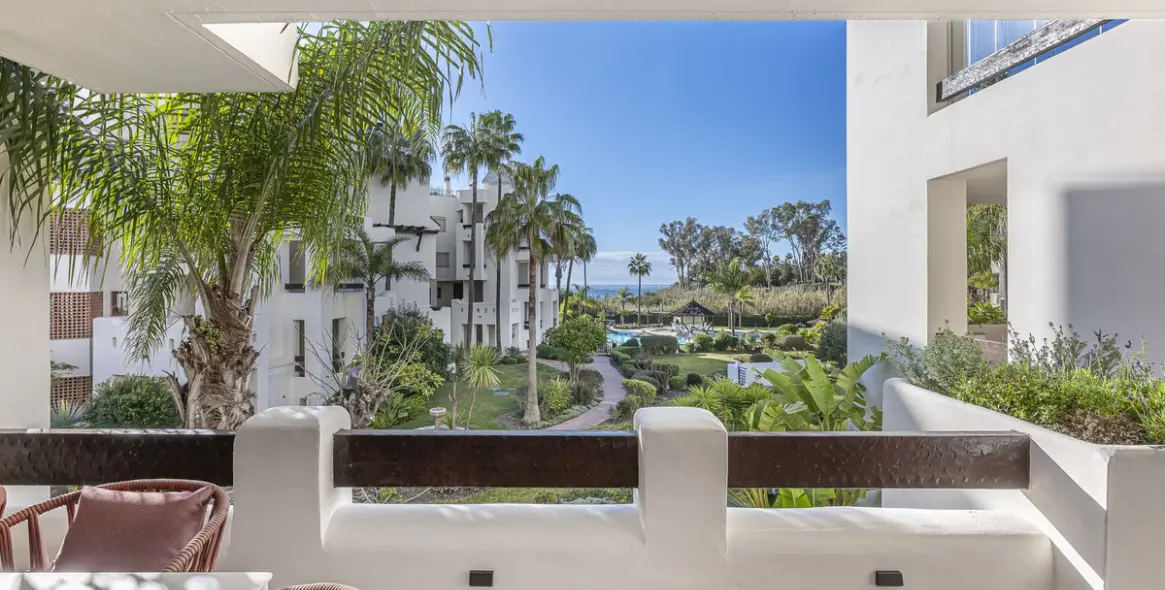 Venta de apartamento en planta media en New Golden Mile 2