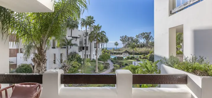 Venta de apartamento en planta media en New Golden Mile 1