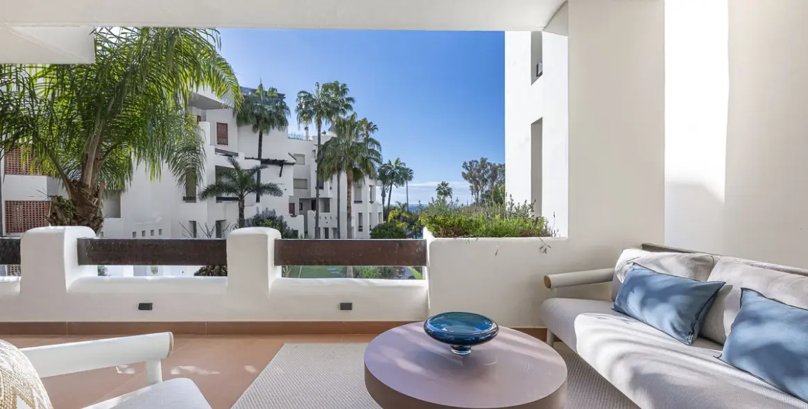 Venta de apartamento en planta media en New Golden Mile 3