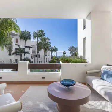 Venta de apartamento en planta media en New Golden Mile