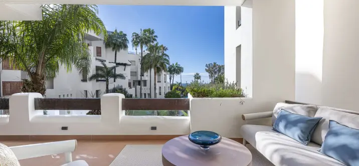 Venta de apartamento en planta media en New Golden Mile 2