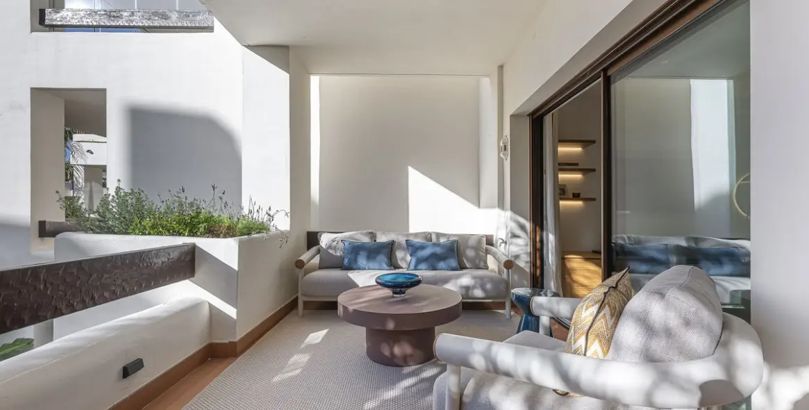 Venta de apartamento en planta media en New Golden Mile 4