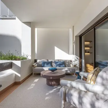 Venta de apartamento en planta media en New Golden Mile