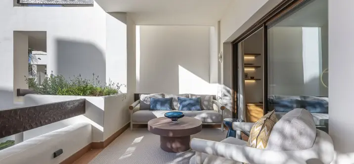 Venta de apartamento en planta media en New Golden Mile 3