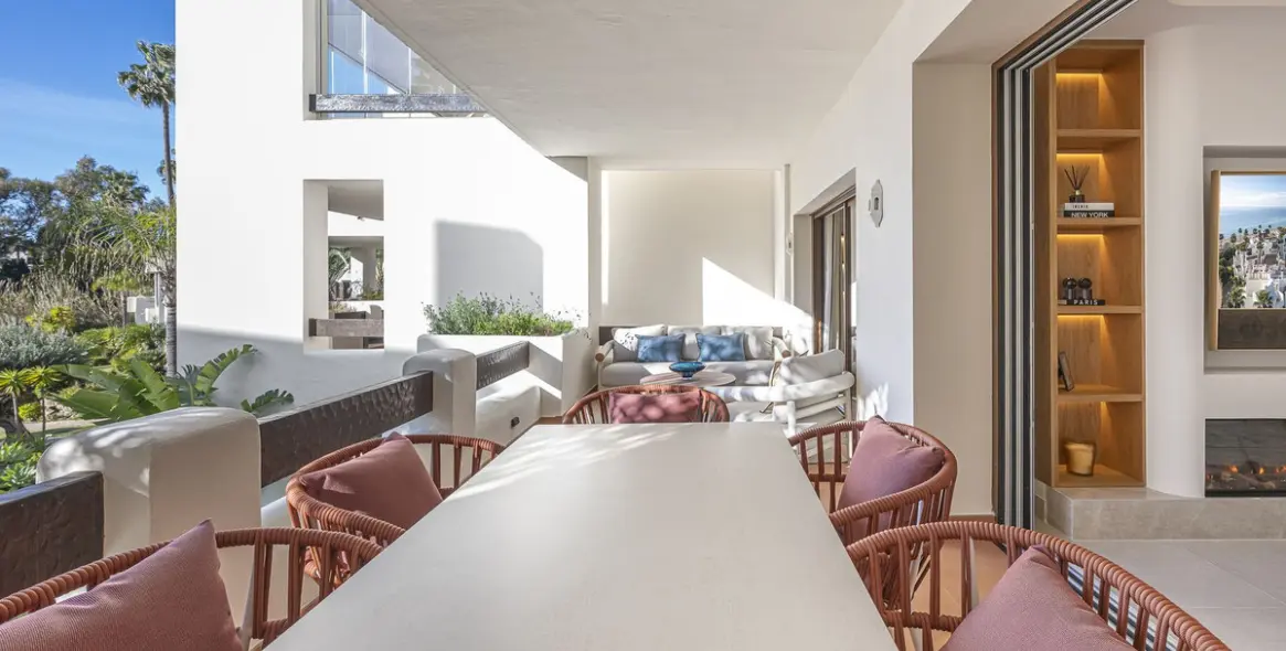 Venta de apartamento en planta media en New Golden Mile 5