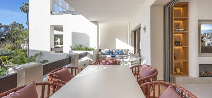Venta de apartamento en planta media en New Golden Mile 4