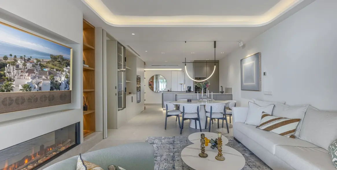 Venta de apartamento en planta media en New Golden Mile 6