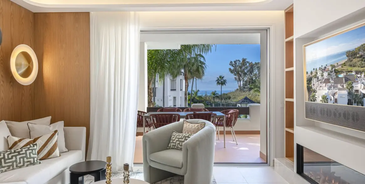 Venta de apartamento en planta media en New Golden Mile 8