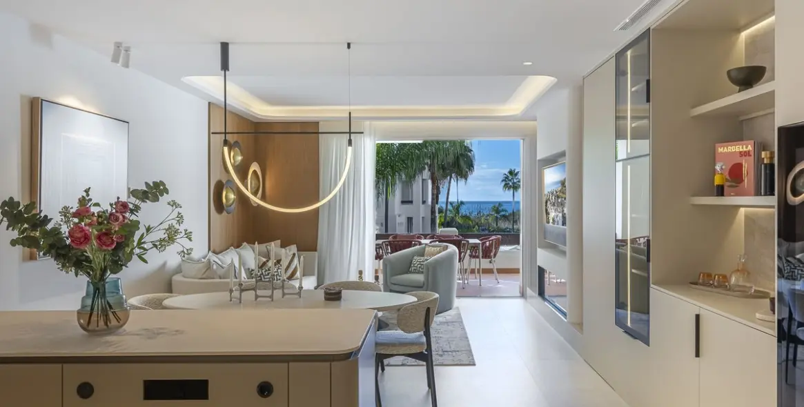 Venta de apartamento en planta media en New Golden Mile 9