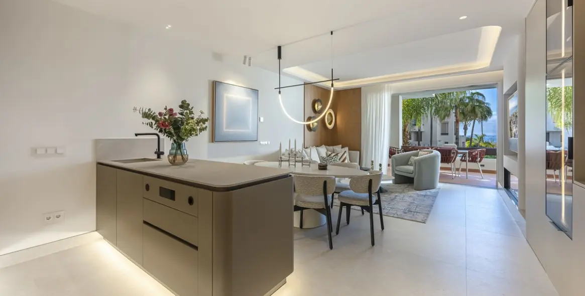 Venta de apartamento en planta media en New Golden Mile 12