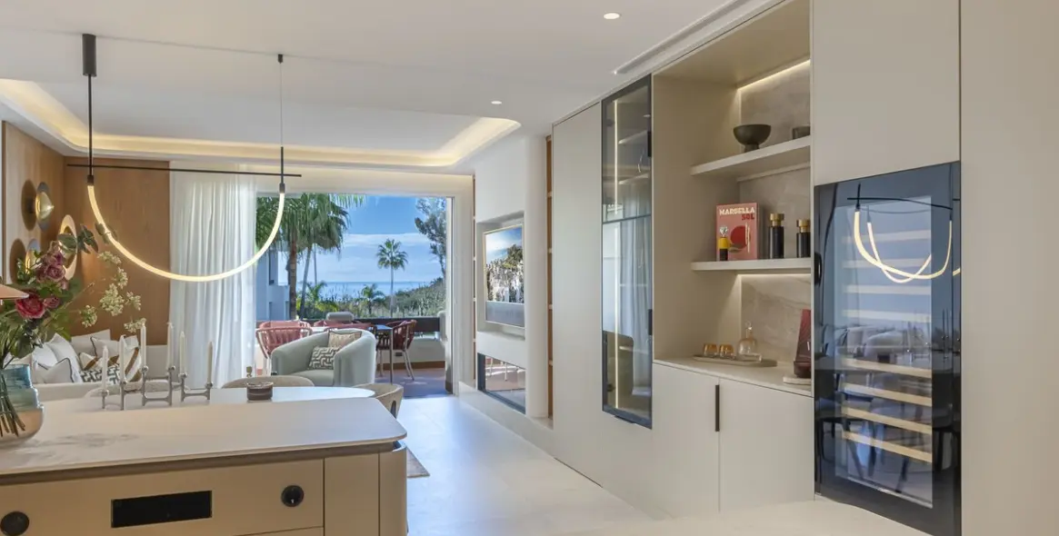 Venta de apartamento en planta media en New Golden Mile 13