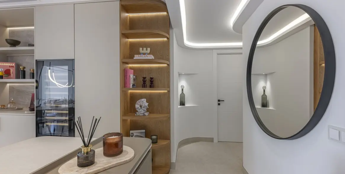 Venta de apartamento en planta media en New Golden Mile 14