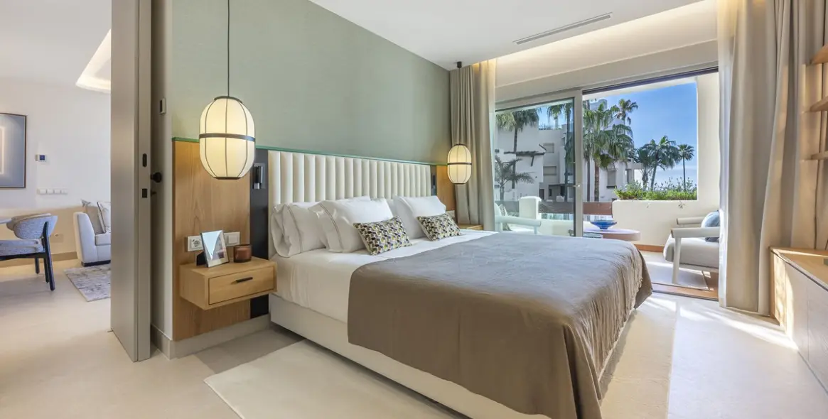 Venta de apartamento en planta media en New Golden Mile 15