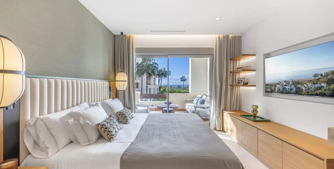 Venta de apartamento en planta media en New Golden Mile 16