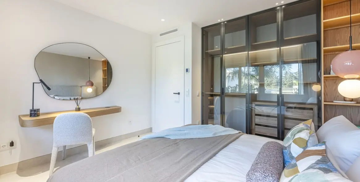 Venta de apartamento en planta media en New Golden Mile 17