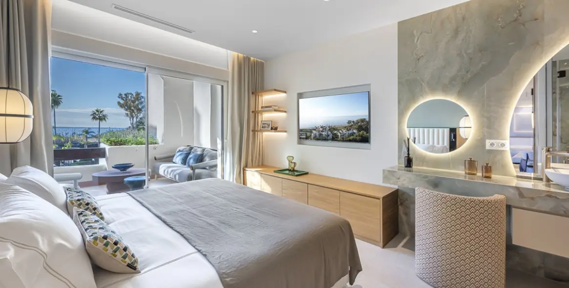 Venta de apartamento en planta media en New Golden Mile 18