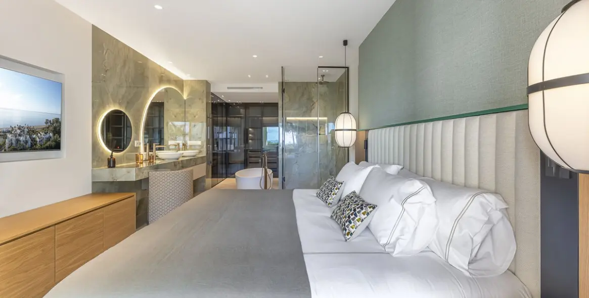 Venta de apartamento en planta media en New Golden Mile 19