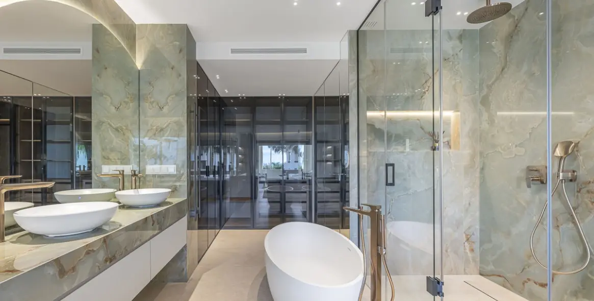 Venta de apartamento en planta media en New Golden Mile 22