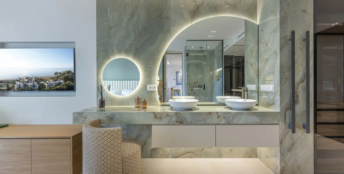 Venta de apartamento en planta media en New Golden Mile 23