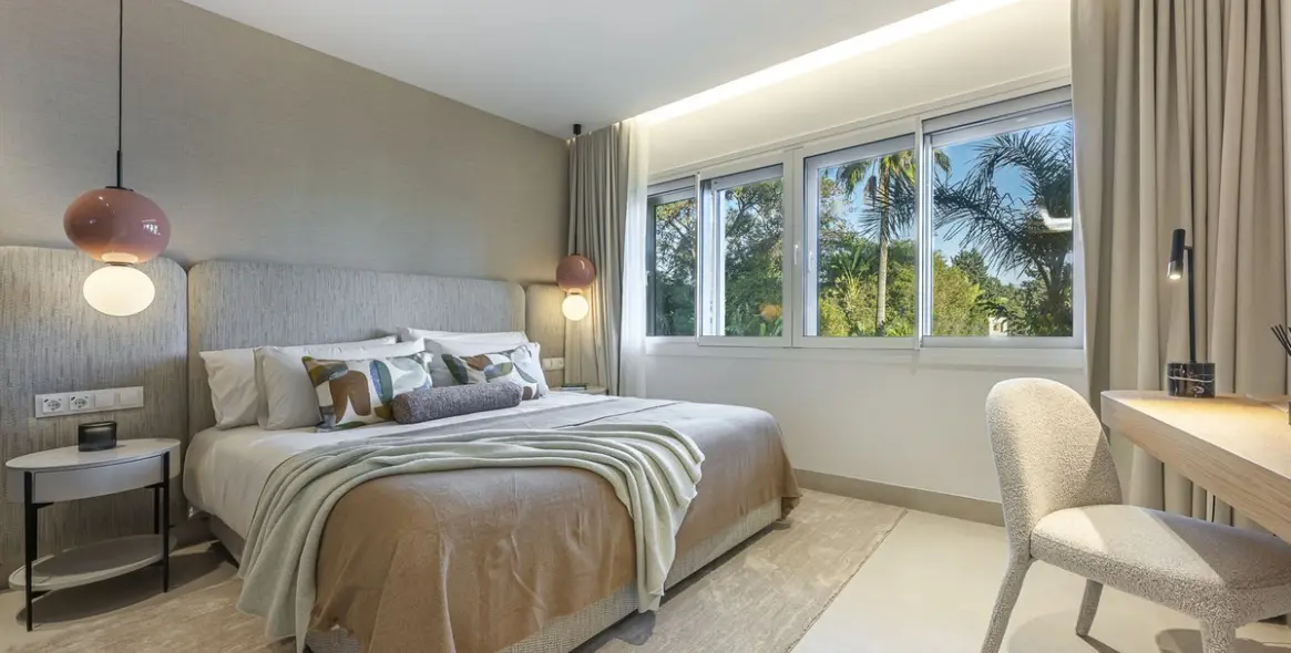 Venta de apartamento en planta media en New Golden Mile 24