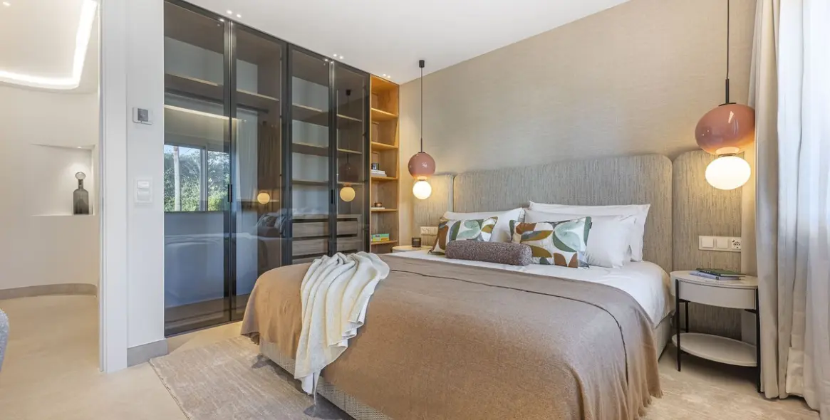 Venta de apartamento en planta media en New Golden Mile 25