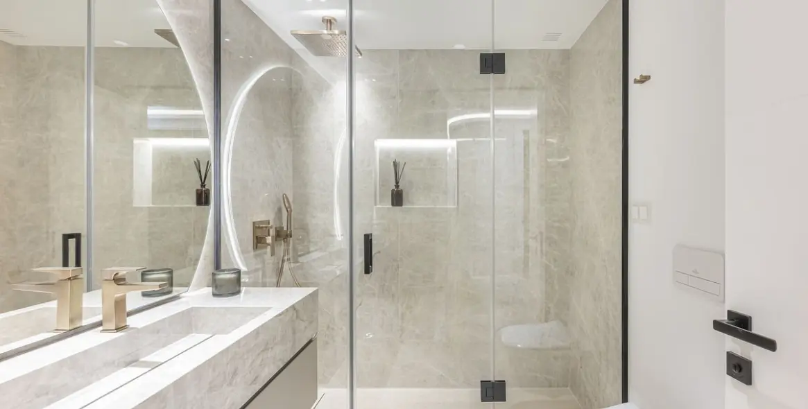 Venta de apartamento en planta media en New Golden Mile 27