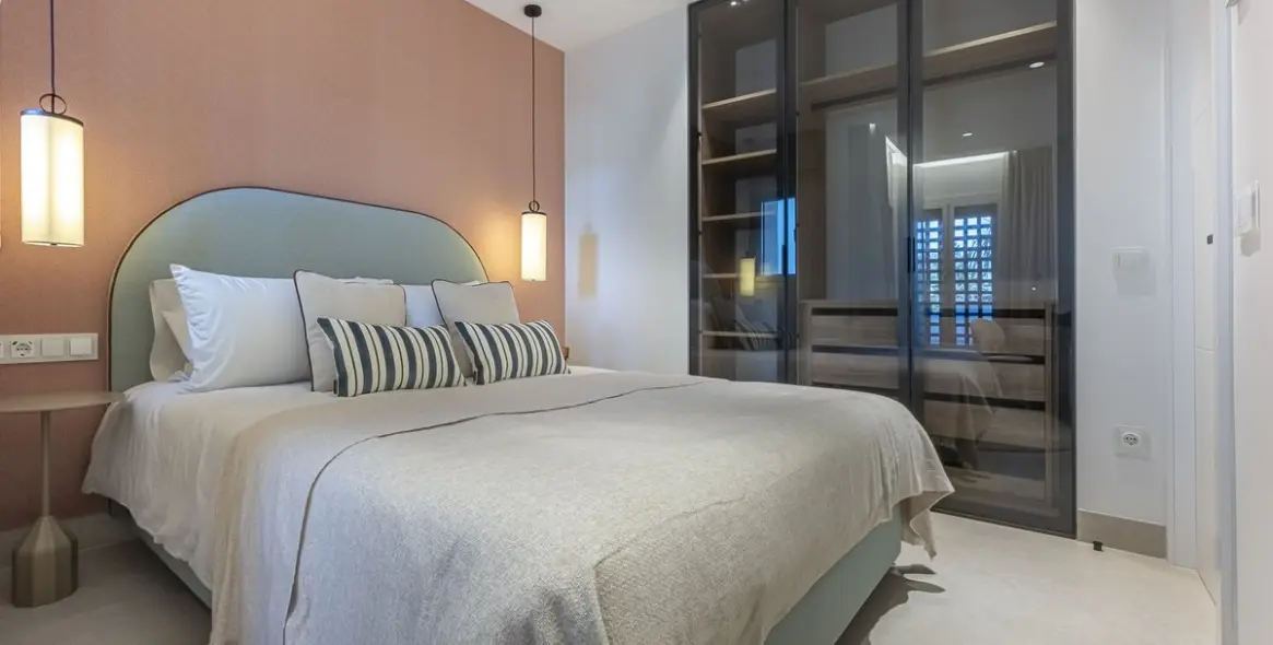 Venta de apartamento en planta media en New Golden Mile 29