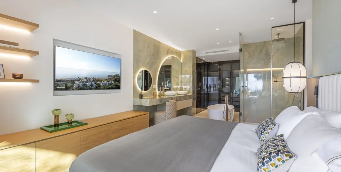 Venta de apartamento en planta media en New Golden Mile 30