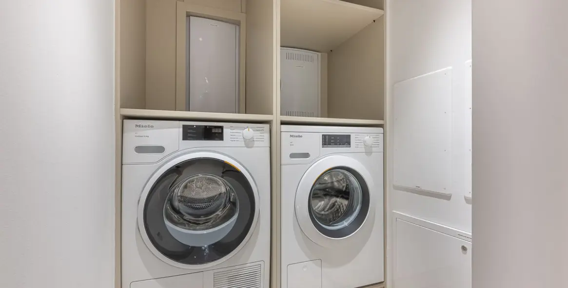 Venta de apartamento en planta media en New Golden Mile 34