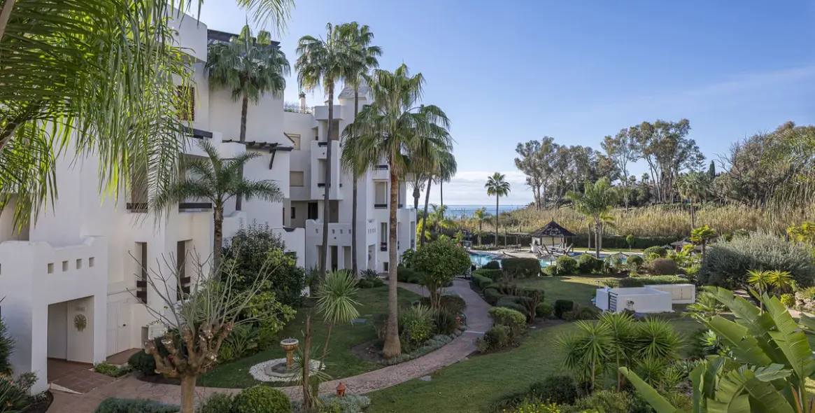 Venta de apartamento en planta media en New Golden Mile 37