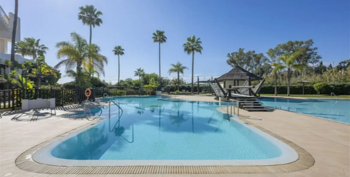 Venta de apartamento en planta media en New Golden Mile 38