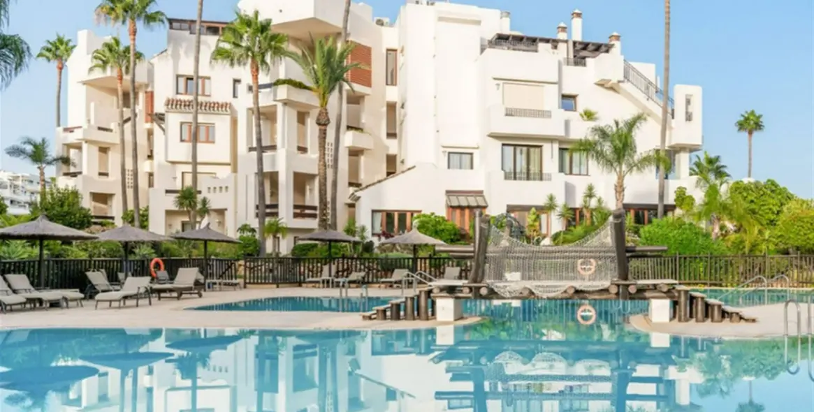 Venta de apartamento en planta media en New Golden Mile 41