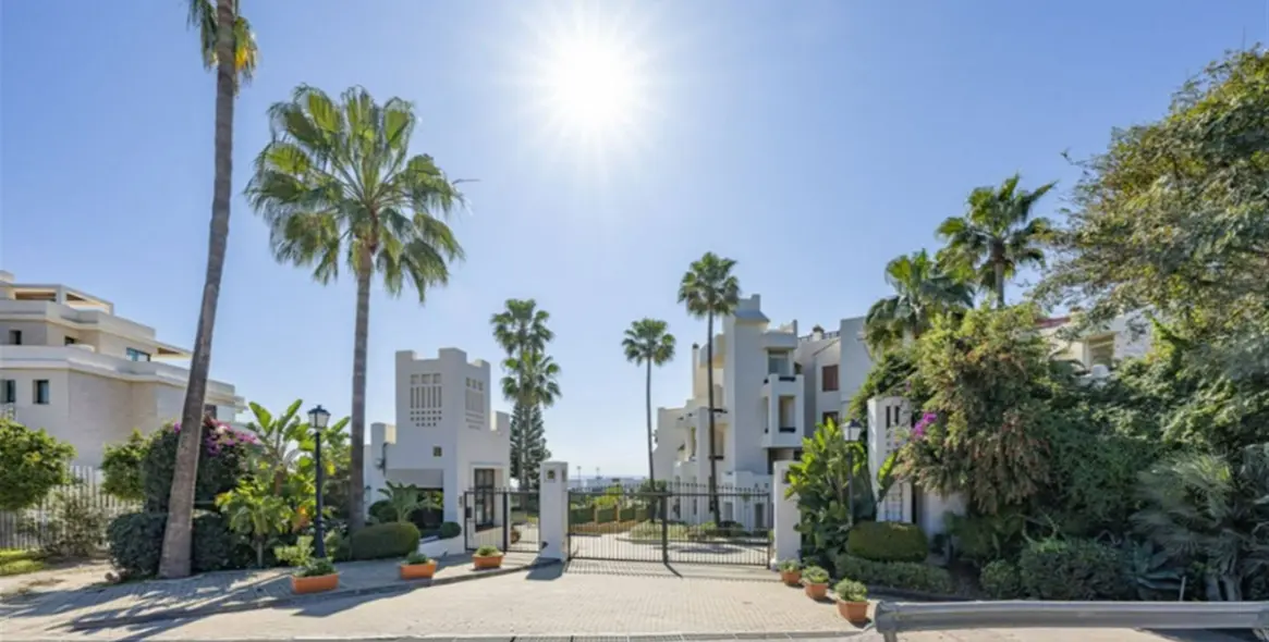 Venta de apartamento en planta media en New Golden Mile 42