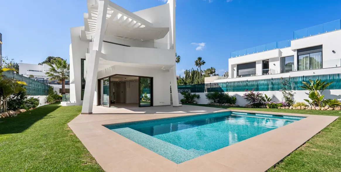 Sale of detached villa in Atalaya 1