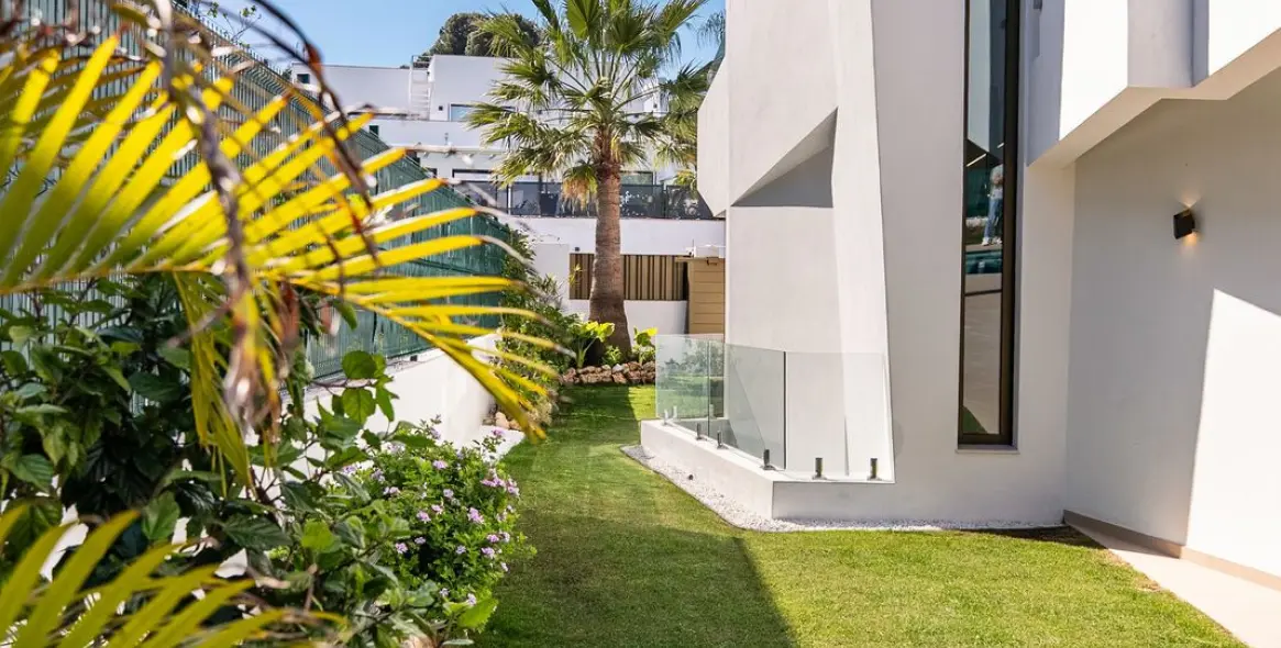 Sale of detached villa in Atalaya 6