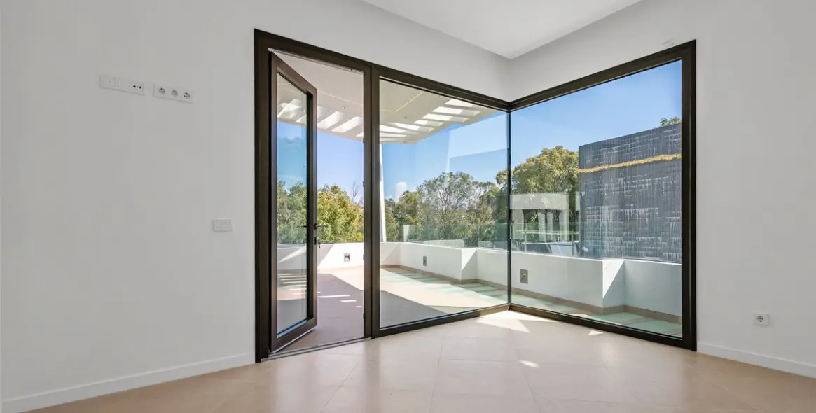 Sale of detached villa in Atalaya 25