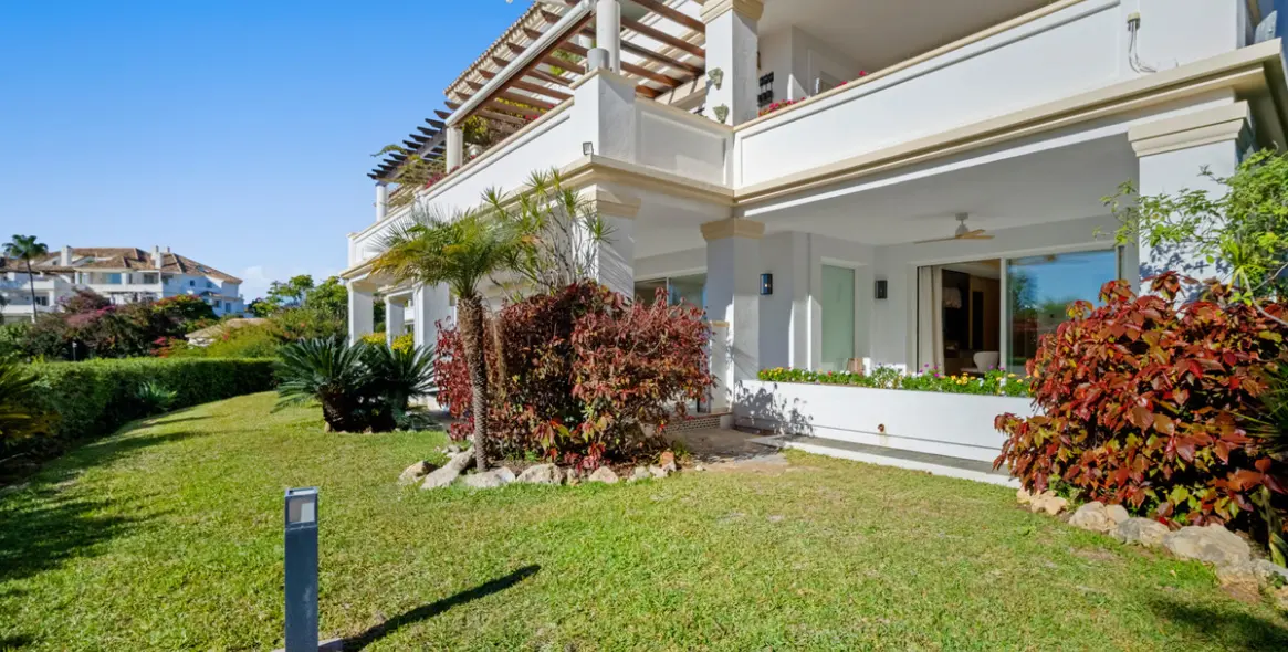 Venta de apartamento en planta media en The Golden Mile 9